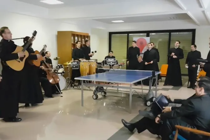 VIDEO: Sacerdotes aceptan #MannequinChallenge y asombran a miles con su talento