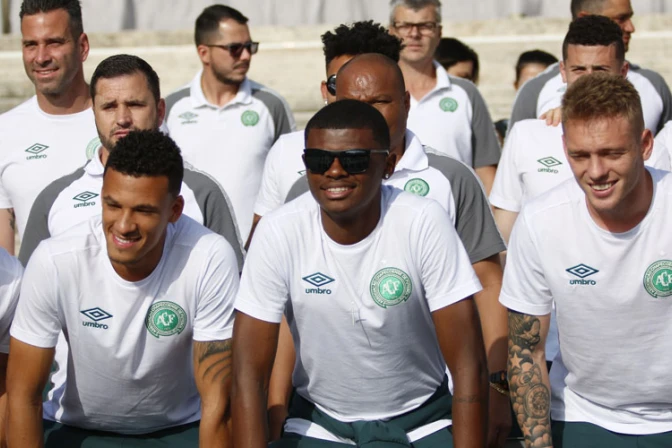 Papa Francisco saluda a  sobrevivientes de tragedia del Chapecoense