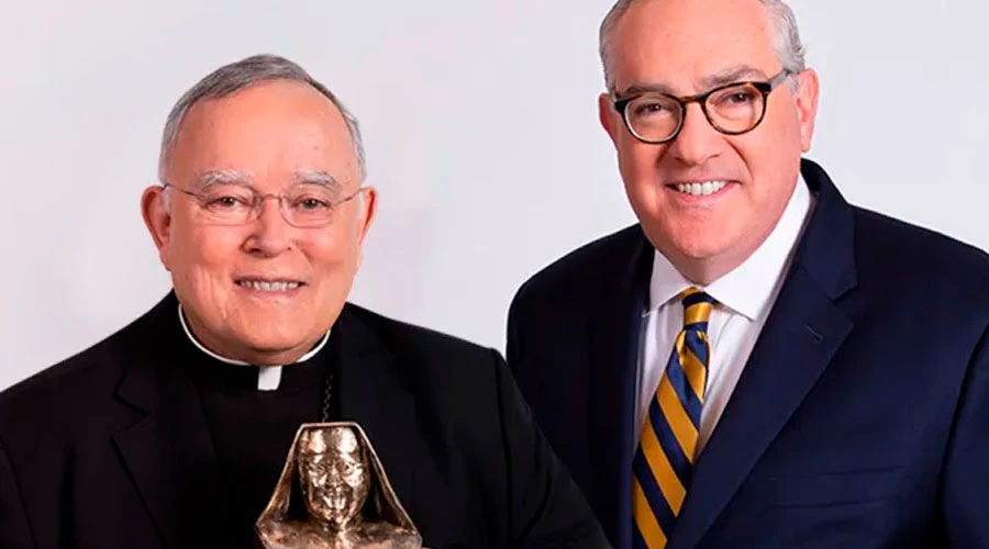 El Arzobispo Charles J. Chaput recibe el primer premio anual "Madre Angélica" de manos del director ejecutivo de EWTN, Michael P. Warsaw / Crédito: EWTN?w=200&h=150