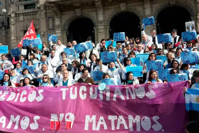 Médicos recitan juramento que rechaza el aborto frente al Congreso de Argentina