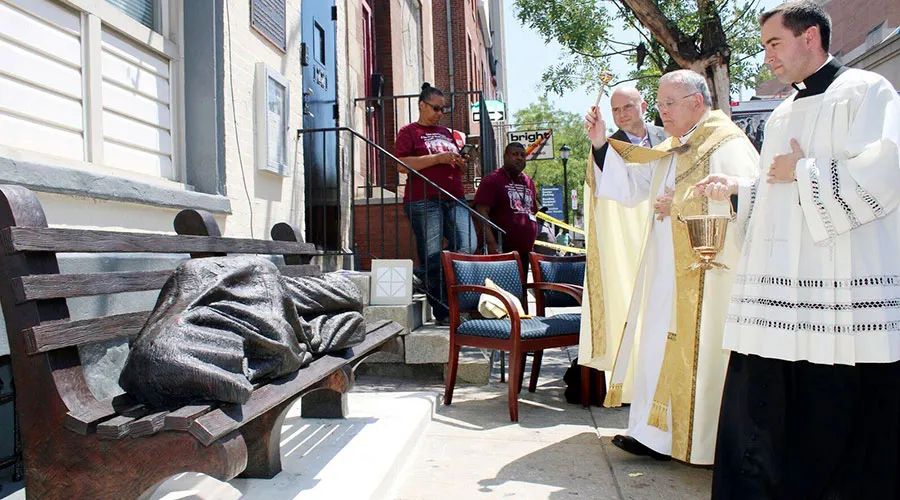 Mons. Charles Chaput bendice escultura de "Jesús sin techo" en Filadelfia. Foto: Facebook Archbishop Charles J. Chaput.?w=200&h=150