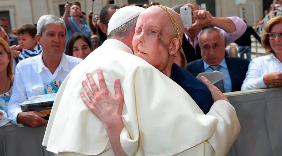 El Papa Francisco con Cheryl Tobin al término de la Audiencia General / Foto: L'Osservatore Romano?w=200&h=150