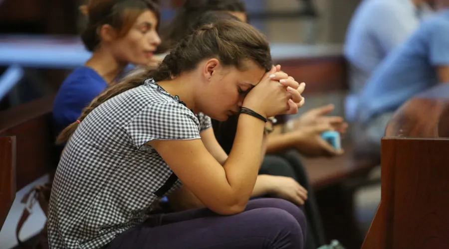 Chica rezando. Foto: Daniel Ibáñez/ ACI Prensa