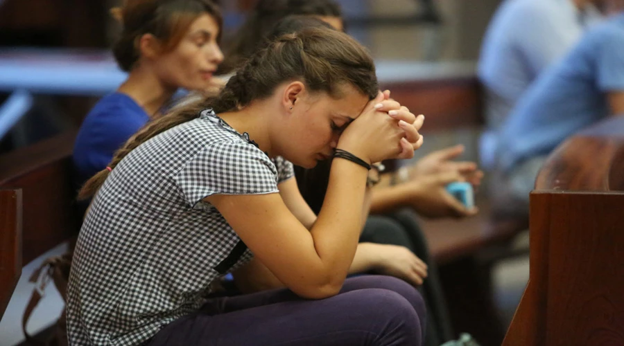 Fotografía de una mujer rezando. Crédito: Daniel Ibáñez/ACI Prensa?w=200&h=150