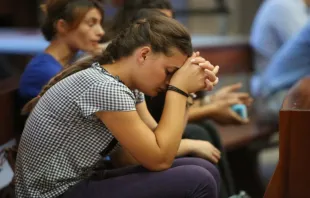 Chica rezando. Foto: Daniel Ibáñez/ ACI Prensa 