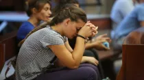 Fotografía de una mujer rezando. Crédito: Daniel Ibáñez/ACI Prensa