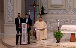 Pareja gay dando una supuesta homilu00eda el 19 de junio en la parroquia Old St. Patricku2019s, en Chicago (Estados Unidos) | Cru00e9dito: Captura de pantalla / Old St. Patrick's Church 