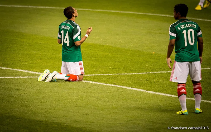 El mexicano Javier "Chicharito" Hernández reza antes de cada partido. Foto: Francisco Carbajal. (CC BY-ND 2.0)?w=200&h=150