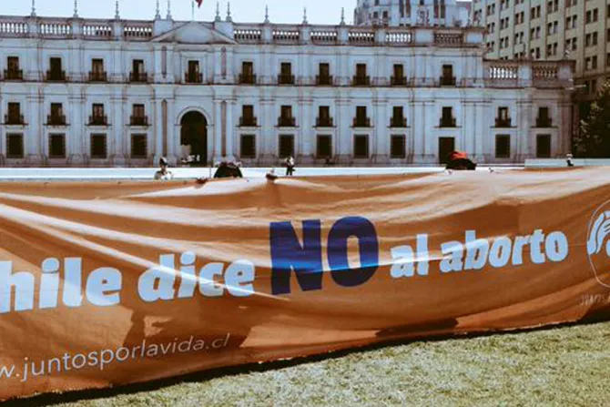 En calles y redes sociales: Masivo rechazo a proyecto de ley del aborto de Bachelet