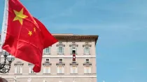 Una bandera china en la Plaza de San Pedro en el Vaticano. Foto: ACI Prensa
