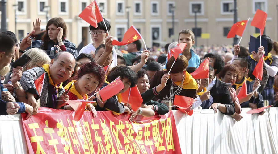 Peregrinos chinos en la Plaza de San Pedro en el Vaticano. Crédito: Daniel Ibáñez / ACI Prensa