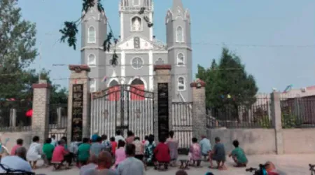 Católicos chinos rezan fuera de iglesias clausuradas por el Gobierno