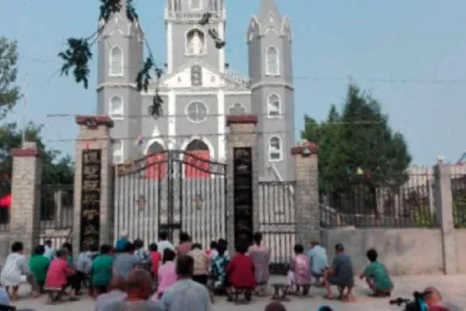Católicos chinos rezan fuera de iglesias clausuradas por el Gobierno