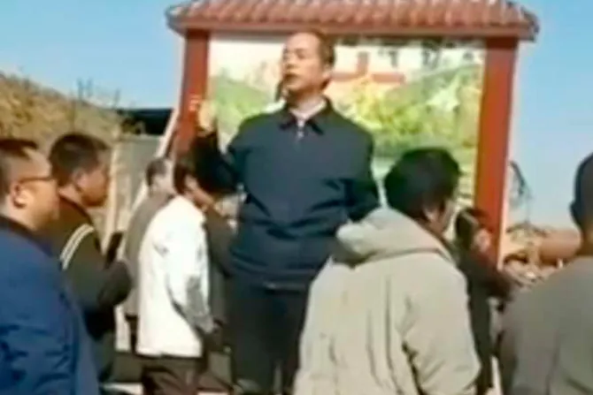 Católicos chinos se atrincheran en iglesia para evitar demolición