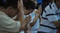 Chinos rezando (imagen referencial) / Foto: Flickr de Udeyismail (CC-BY-2.0)