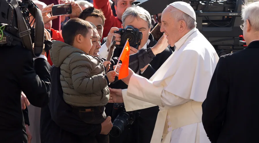 El Papa saluda a un niños chino durante la Audiencia. Foto: Daniel Ibáñez / ACI Prensa?w=200&h=150