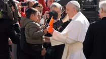 El Papa saluda a un niños chino durante la Audiencia. Foto: Daniel Ibáñez / ACI Prensa