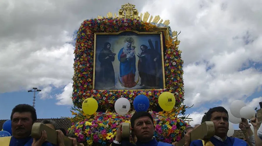 La imagen de la Virgen de Chiquinquirá en andas. Foto: Facebook Basílica de Nuestra Señora del Rosario de Chiquinquirá