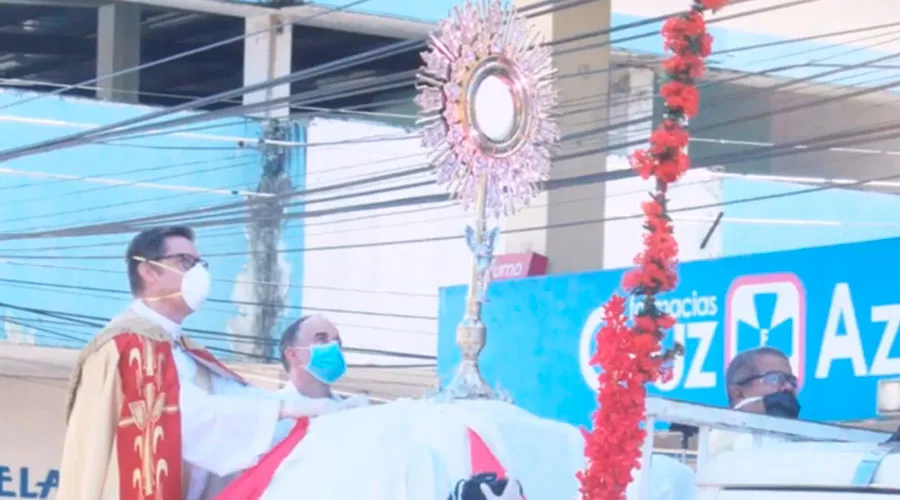 Jesús Eucaristía bendice a fieles de Ecuador ante coronavirus [VIDEO]