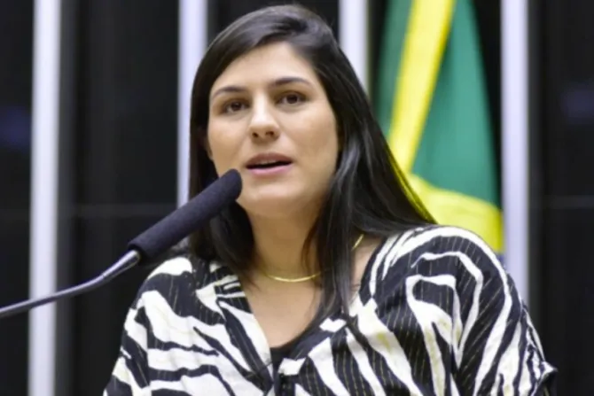Diputada organiza rezo del Rosario en vivo "por Brasil y por la vida”
