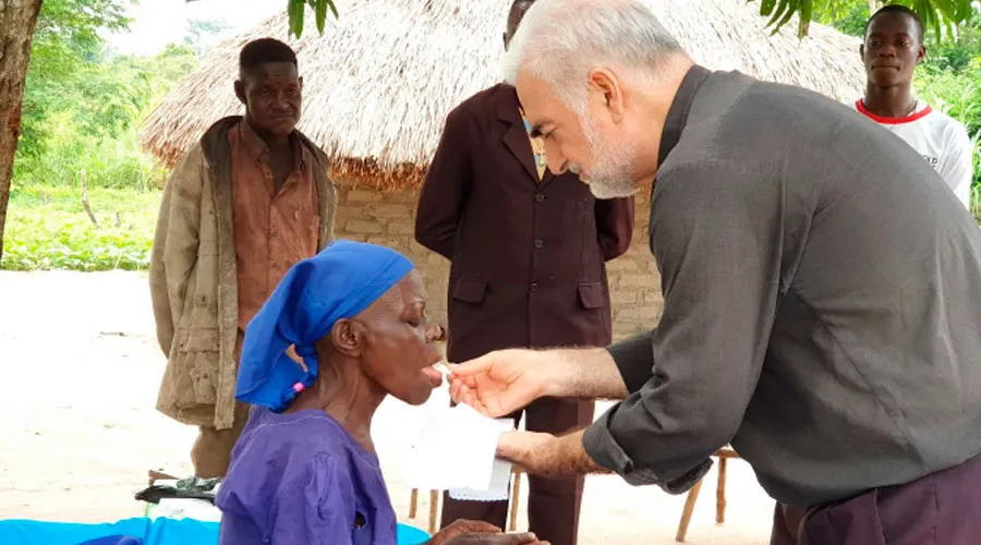 Sacerdote misionero lleva esperanza a población en pobreza extrema en África