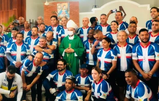 Los ciclistas peregrinos con el Obispo de San Francisco de Macoru00eds. Cru00e9dito: Parroquia San Francisco de Asu00eds El Factor 