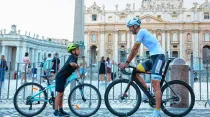 El líder del equipo de ciclismo de Athletica Vaticana, Rien Schuurhuis, con su hijo Tomas. Crédito: Vatican Media