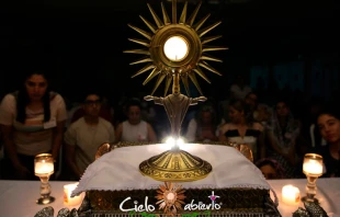 Adoraciu00f3n Eucaru00edstica. Cru00e9dito: Cielo Abierto 