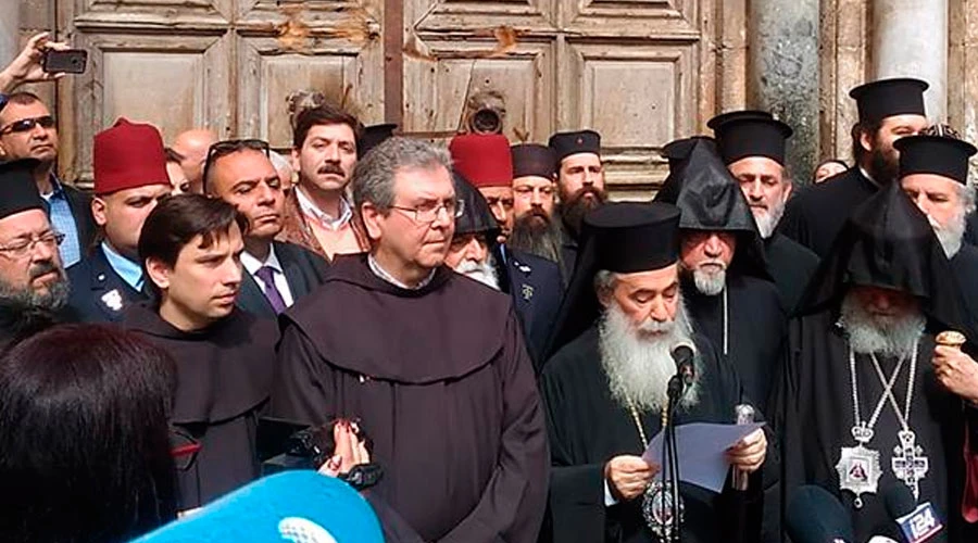 Líderes de las Iglesias en Tierra Santa en la entrada de la Basílica del Santo Sepulcro - Foto: Facebook Custodia de Tierra Santa?w=200&h=150