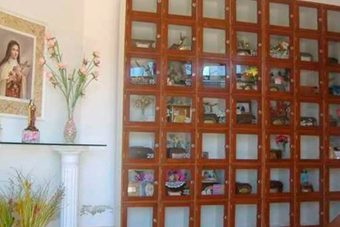 ¿Se puede esparcir las cenizas de un difunto tras la cremación? El Vaticano responde