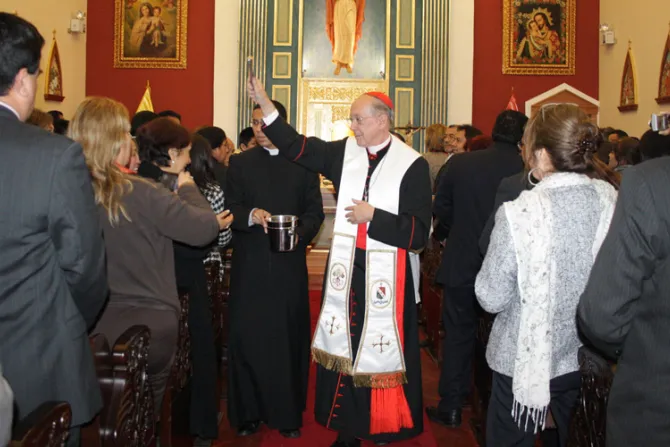 Cardenal Cipriani bendice capilla restaurada del Congreso peruano