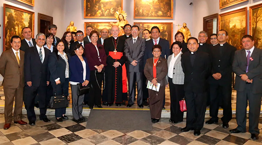 El Cardenal Cipriani con algunos de los maestros que asistieron a la Misa por su día. Foto Arzobispado de Lima?w=200&h=150