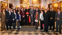 El Cardenal Cipriani con algunos de los maestros que asistieron a la Misa por su día. Foto Arzobispado de Lima
