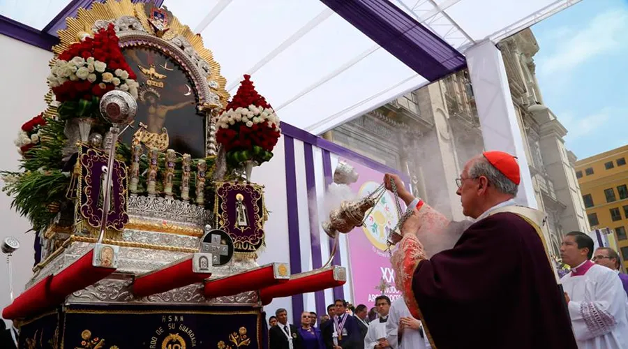 Cardenal Juan Luis Cipriani frente al Señor de los Milagros. Foto: Arzobispado de Lima