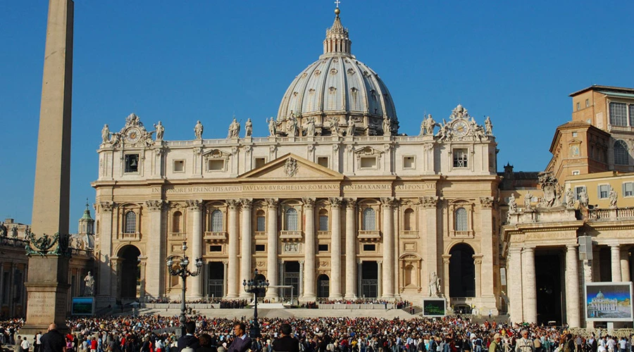 Fachada de la Basílica de San Pedro del Vaticano. Foto: Alex Lecea (CC-BY-2.0)_051215?w=200&h=150