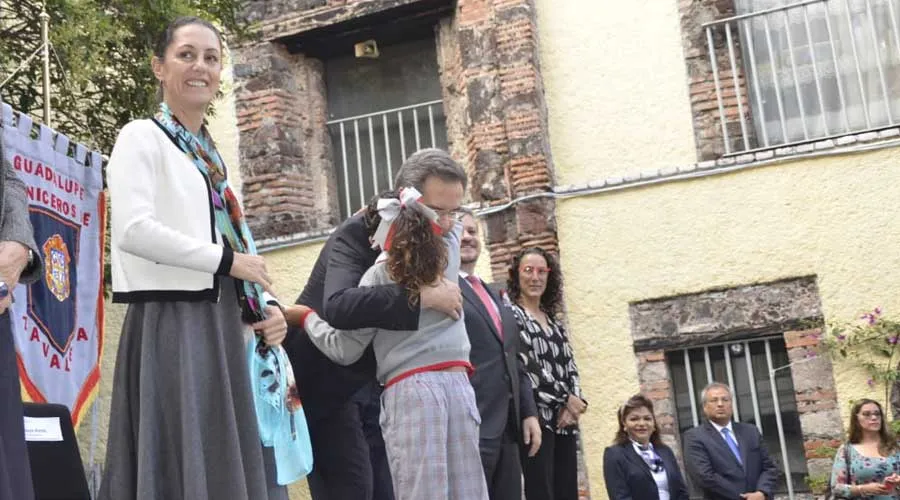Gobierno de López Obrador autoriza que niños usen falda en escuelas de Ciudad de México