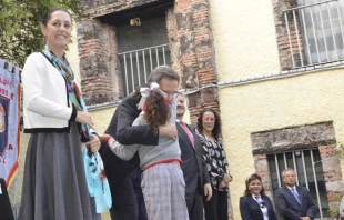 De izquierda a derecha Claudia Sheinbaum, Esteban Moctezuma y otras autoridades junto a una niu00f1a en uniforme usando pantalones. Cru00e9dito Jefatura de Gobierno de Ciudad de Mu00e9xico. 