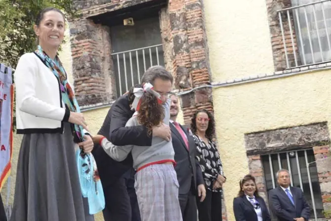 Gobierno de López Obrador autoriza que niños usen falda en escuelas de Ciudad de México