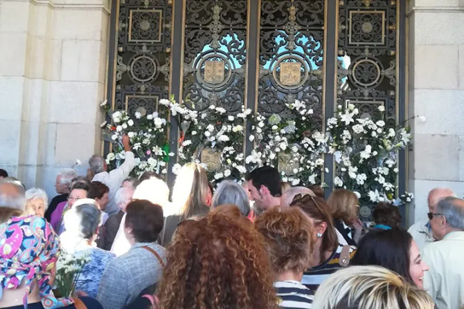 Cientos se manifiestan tras retirada indebida de alfombra floral para procesión de la Virgen