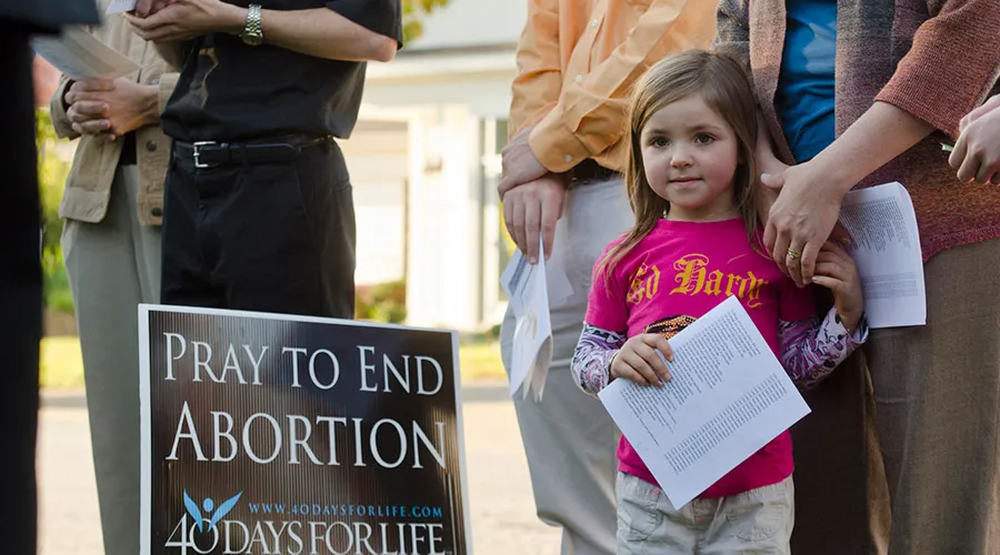 Personas rezando frente a una clínica de aborto / Crédito: Diócesis de Saginaw (CC BY ND 2.0.)?w=200&h=150