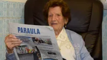 Clotilde Veniel leyendo el semanario diocesano Paraula. Crédito: Archivalencia