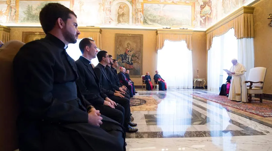 El Papa durante el encuentro con los sacerdotes brasileños. Foto: L'Osservatore Romano?w=200&h=150
