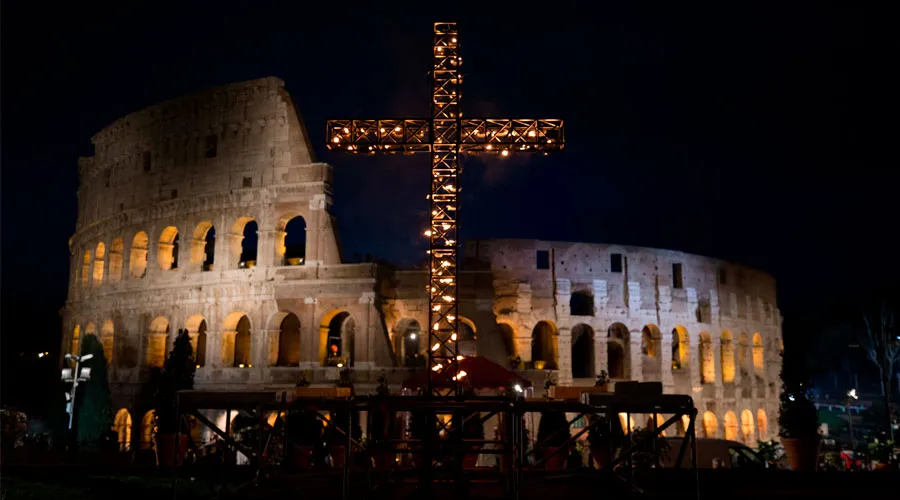 Vía Crucis en el Coliseo. Crédito: Daniel Ibáñez/ ACI Prensa