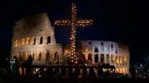 Imagen referencial del Vía Crucis en el Coliseo. Crédito: Daniel Ibáñez/ACI Prensa