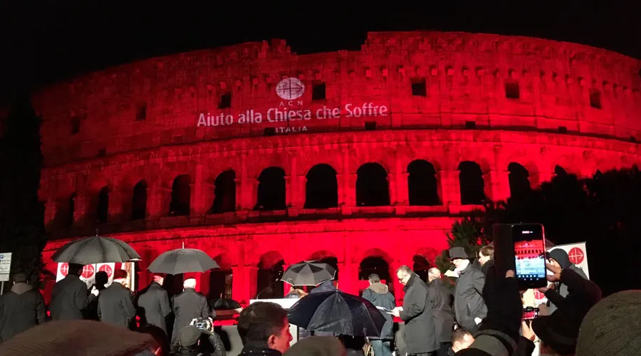 El Coliseo Romano se iluminó de rojo por los cristianos perseguidos - Foto: Daniel Ibáñez