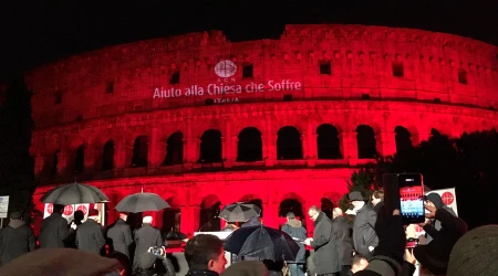 Coliseo Romano se iluminu00f3 de rojo para recordar a cristianos perseguidos [FOTOS Y VIDEO]
