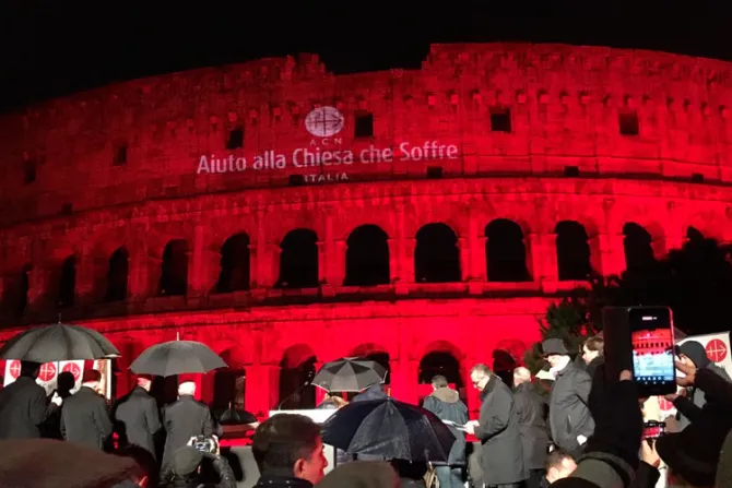 Coliseo Romano se iluminó de rojo para recordar a cristianos perseguidos [FOTOS Y VIDEO]
