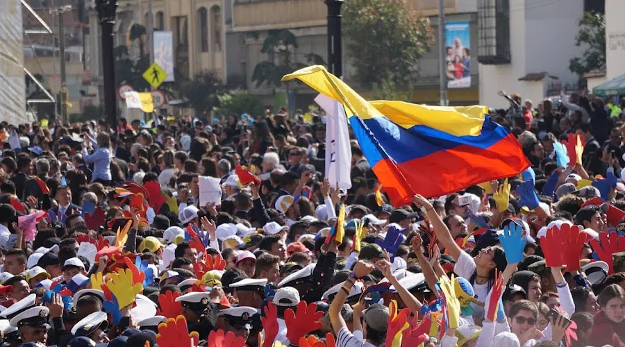 Una multitud de colombianos en Bogotá durante el viaje del Papa Francisco en 2017. Crédito: David Ramos / ACI Prensa?w=200&h=150