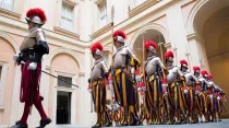Ceremonia de juramento de la Guardia Suiza en el Vaticano el 6 de mayo de 2018 / Crédito: Marina Testino - ACI Prensa