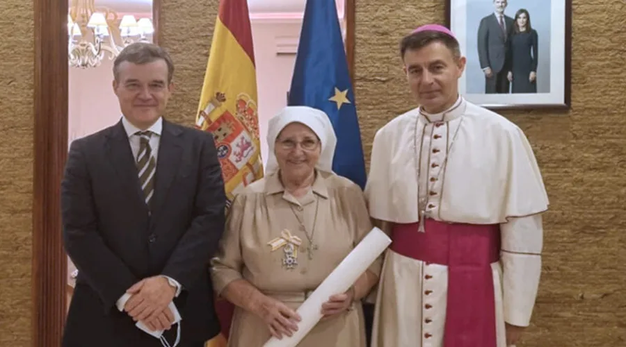 La religiosa comboniana María Concepción López (centro) recibiendo la medalla de la Orden de Isabel la Católica. Crédito: OMP?w=200&h=150